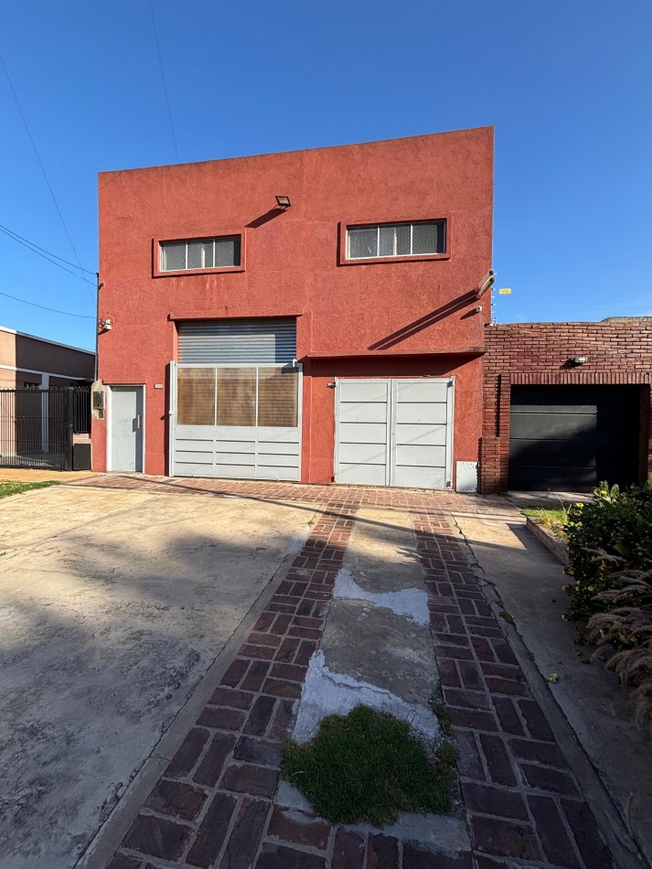 Casa con Taller en VENTA