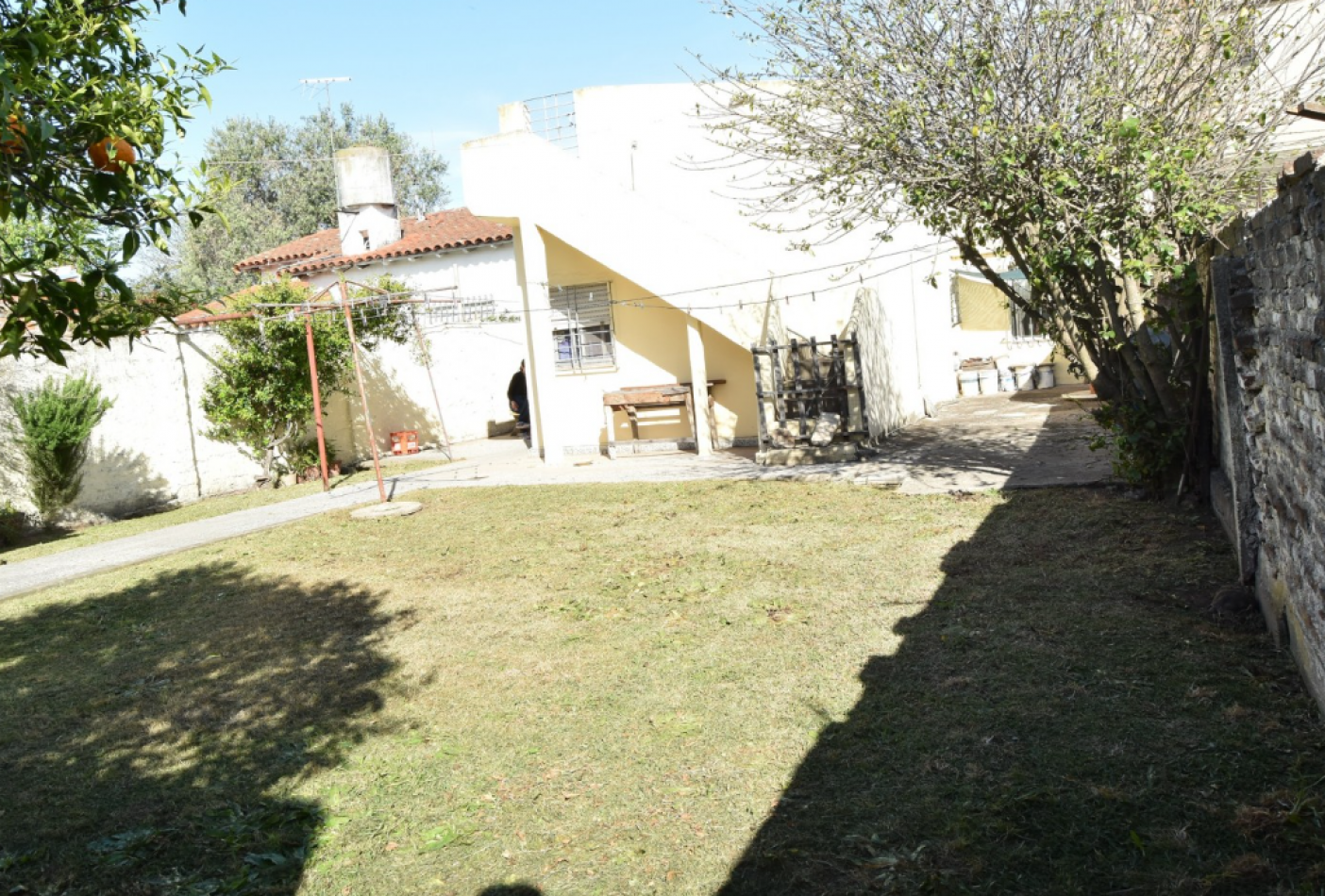 CASA EN QUILMES OESTE APTA CREDITO  - 4 AMBIENTES Y DEPTO TRASERO